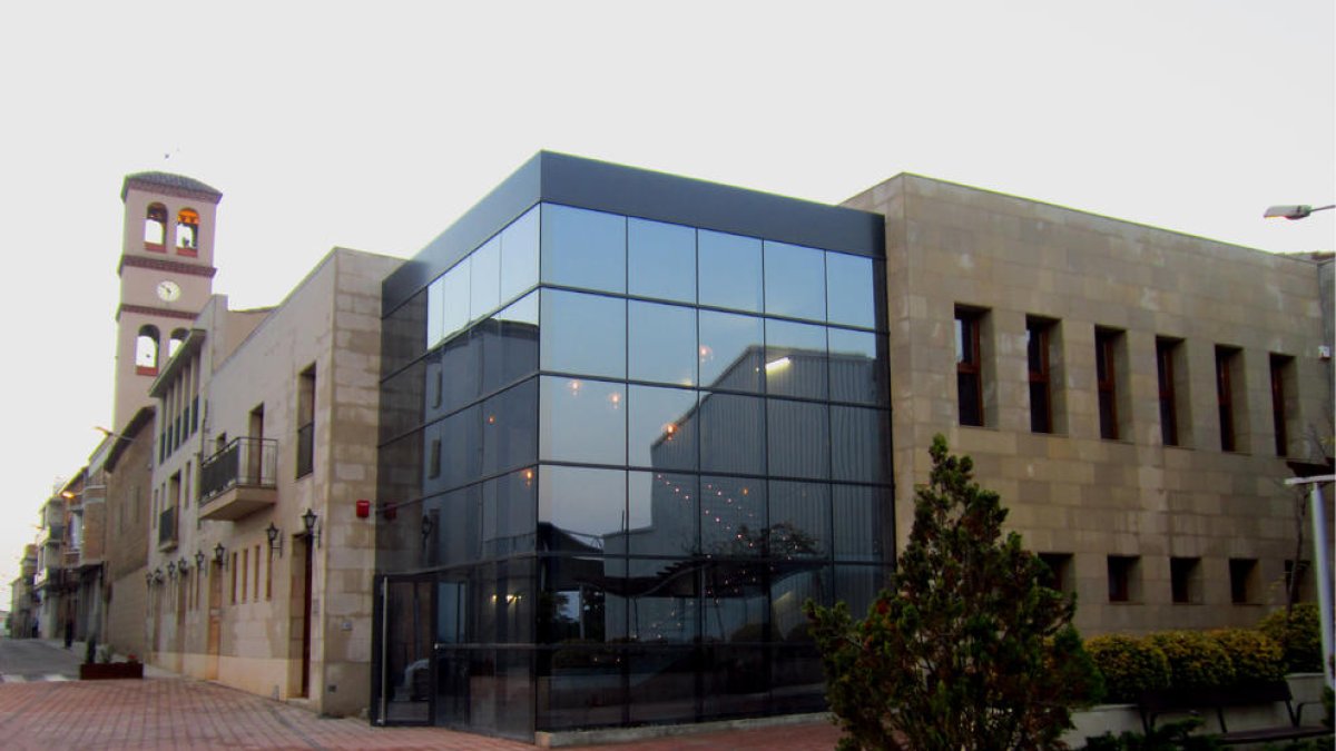 El nou ajuntament de Torre-serona i la plaça semivianalitzada.