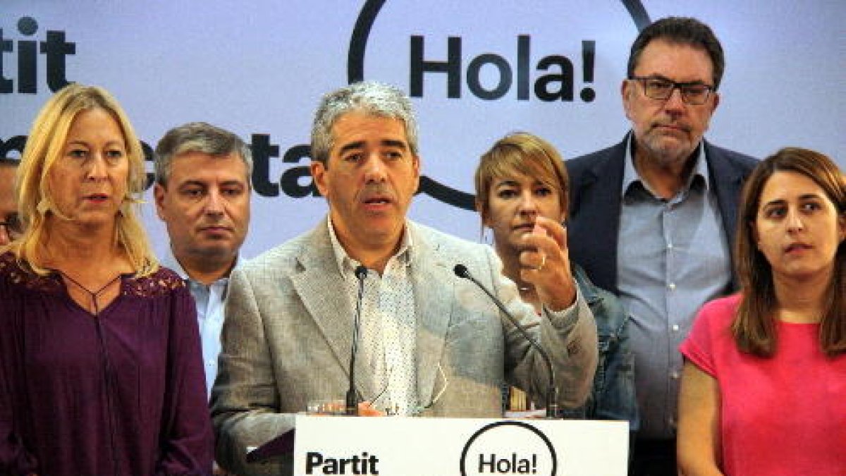 Homs, acompanyat per l’executiva del PDC durant la compareixença d’ahir a Barcelona.