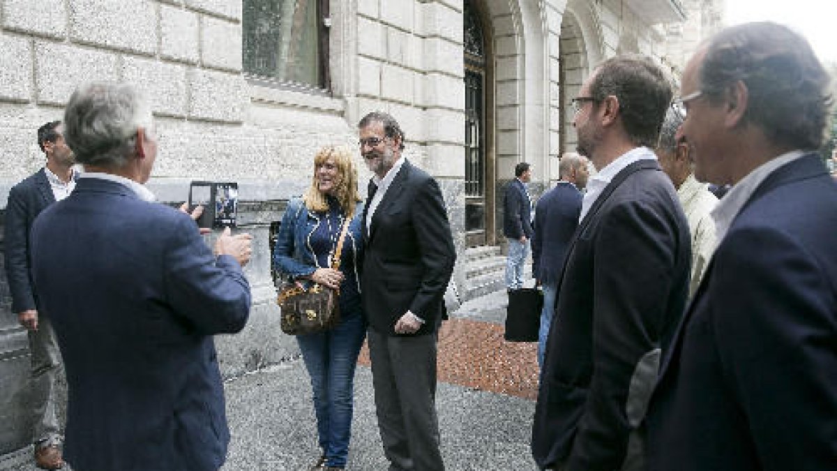 Rajoy es fotografia amb una ciutadana de Bilbao, en la visita ahir a la ciutat basca.