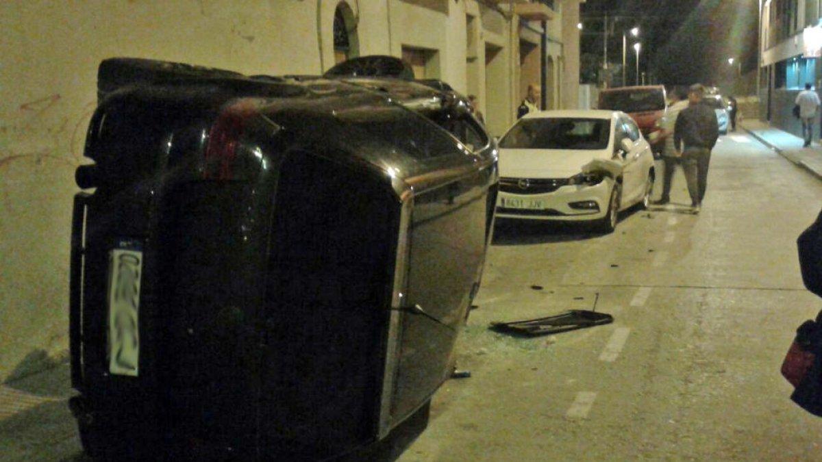 En aquest estat va quedar el turisme que va bolcar diumenge al carrer President Macià de Mollerussa.