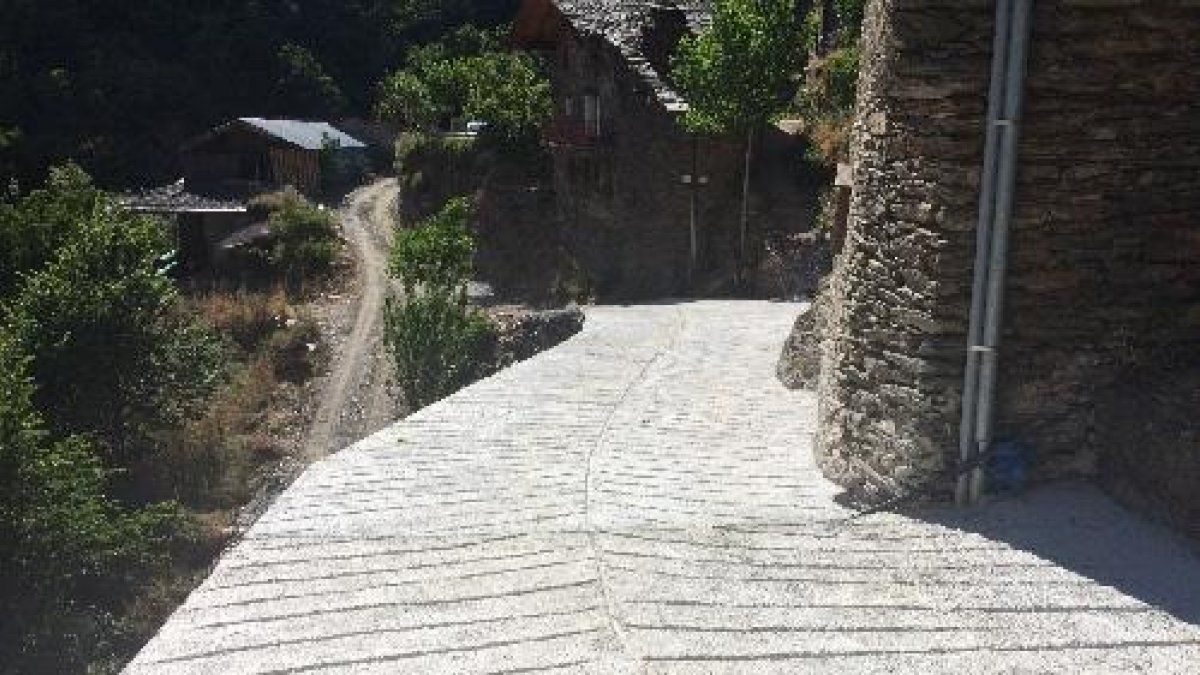 El camí pavimentat habilitat per a la circulació de cotxes.