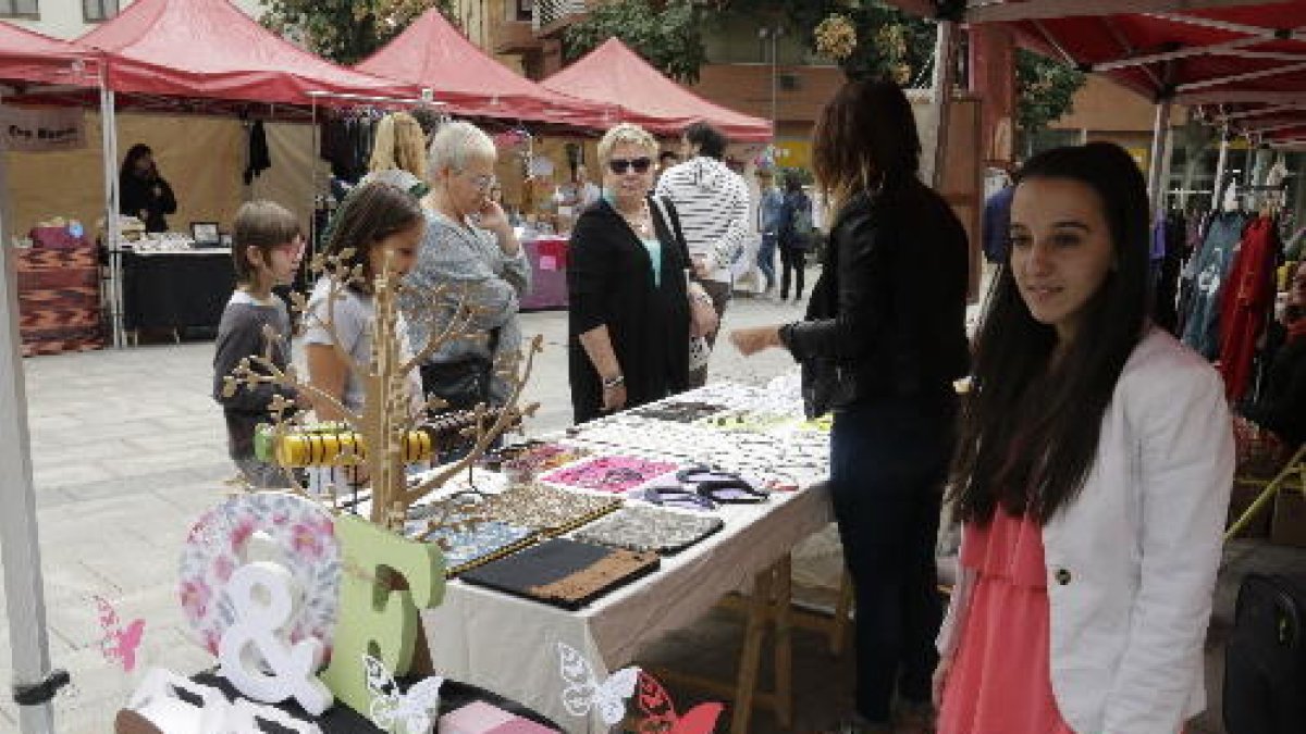 Artesans van participar en el Mercat de les Idees, a Cervantes.
