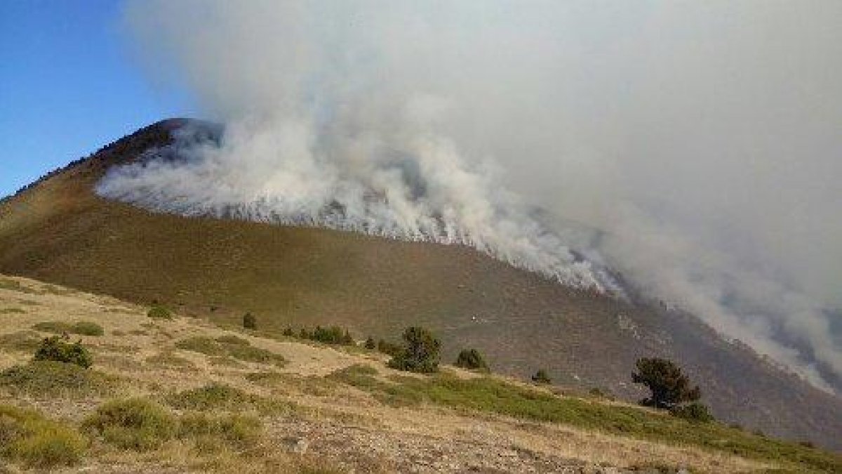 El foc es va iniciar dissabte a la tarda a més de 2.000 metres d’altura al poble de Cerbi.