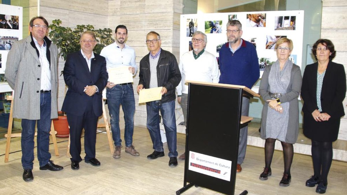 Un momento de la inauguración de la muestra, ayer, en la Biblioteca de Lleida.