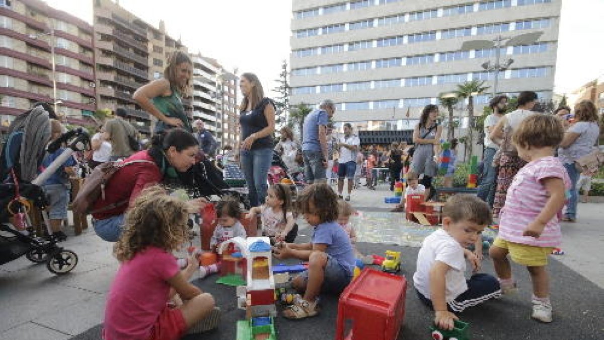 La ludoteca del Centre Històric va sortir ahir al carrer amb activitats per als més petits.