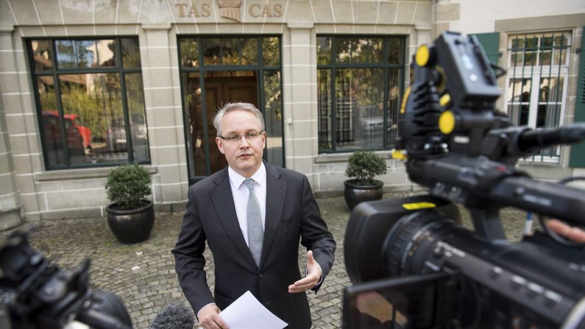El secretari general del TAS, Matthieu Reeb, anuncia la decisió.