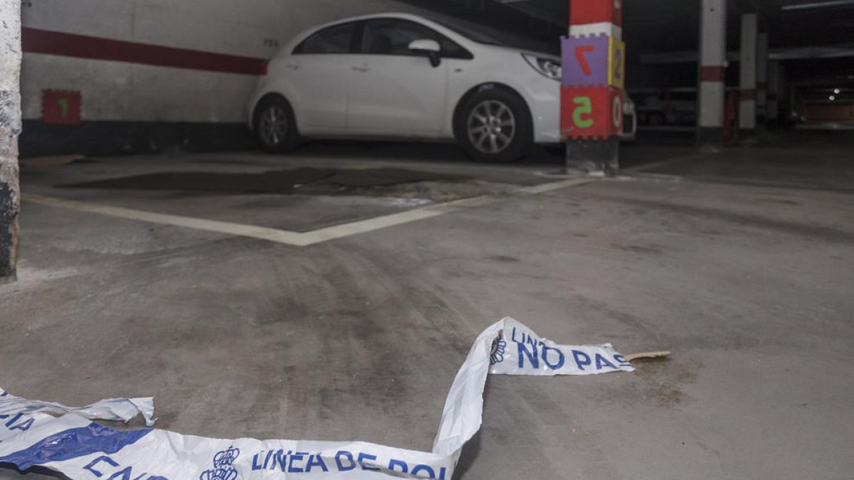 Interior del garatge de Burgos on es va produir l’assassinat d’una dona de 50 anys.