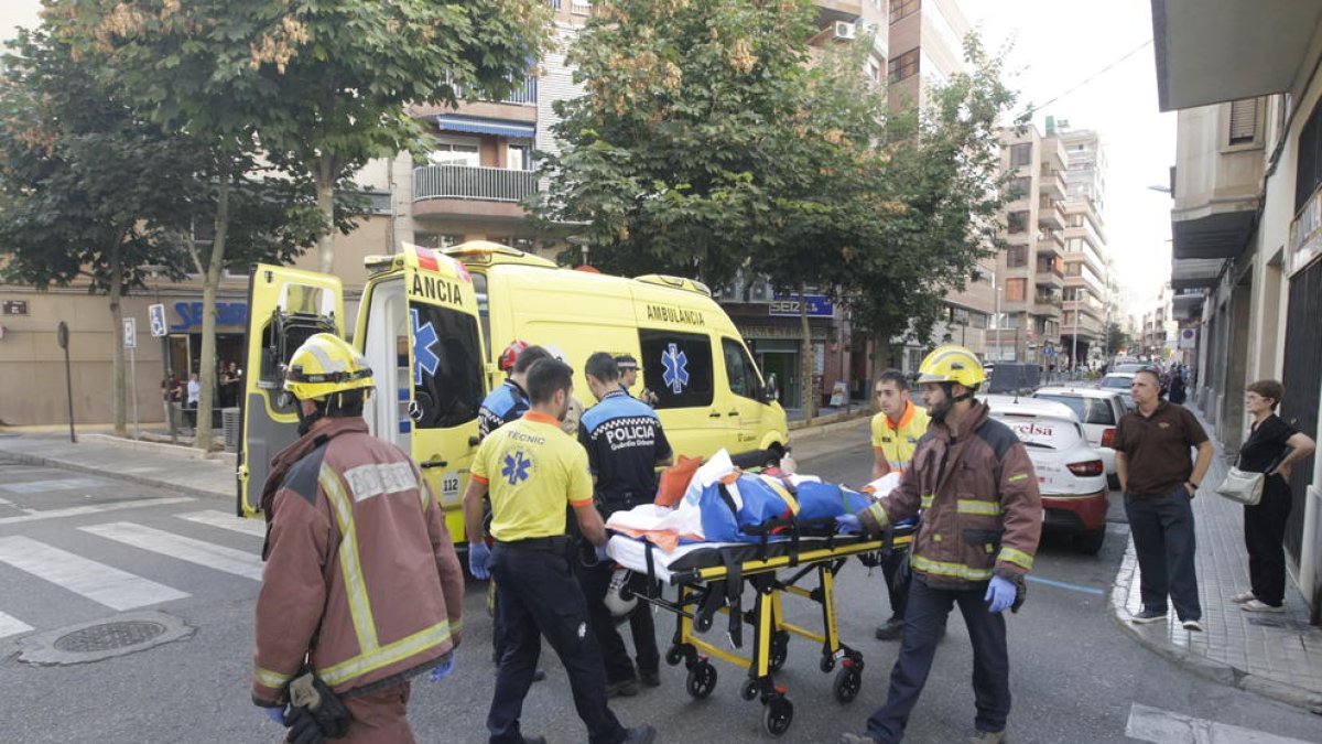 Una ambulància va traslladar la ferida a l’Arnau de Vilanova.