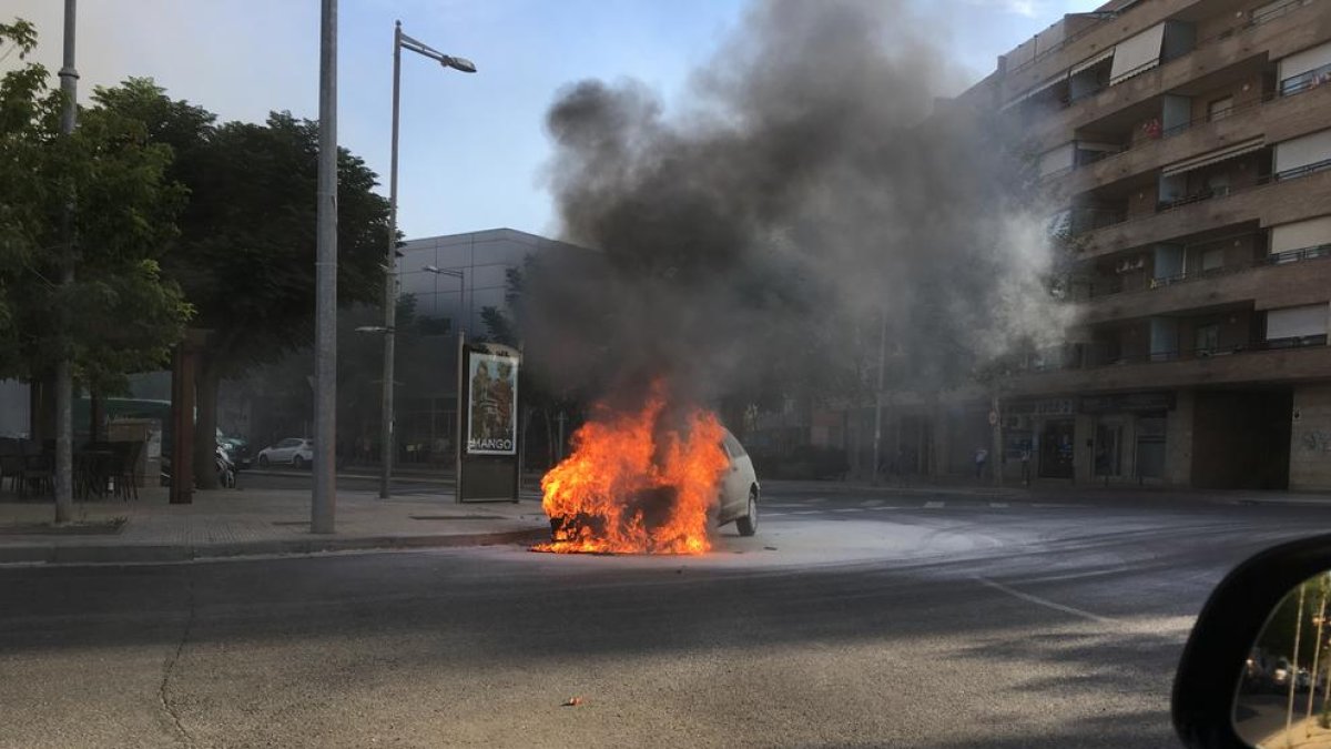 Un foc per una avaria destrueix un cotxe a Balàfia