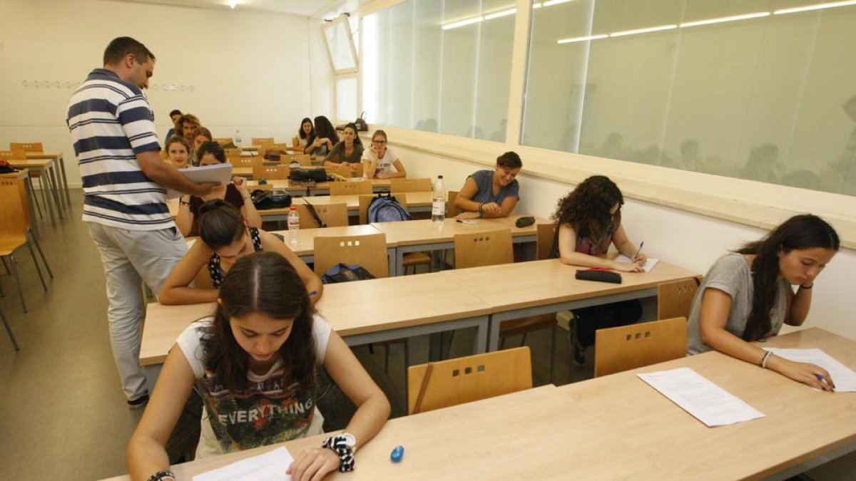 Alumnes abans d’iniciar ahir les proves de lògica matemàtica, al campus de Cappont.
