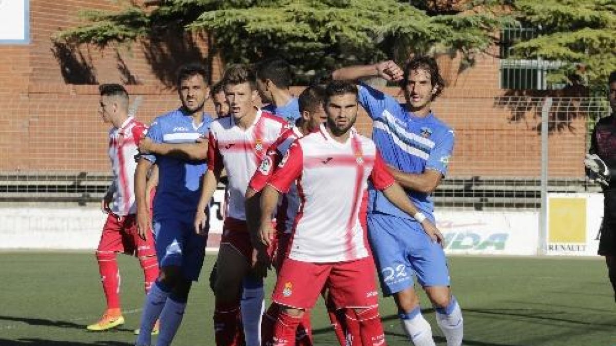 Fran Moreno i Guillem Martí, entre diversos defenses de l’Espanyol B dissabte passat a Mollerussa.