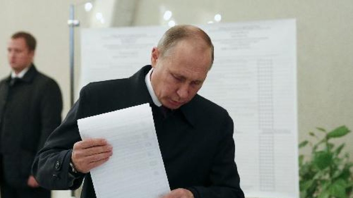 Putin, votant ahir en un col·legi electoral a Moscou.