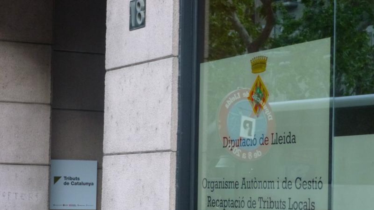 Una placa de l’Agència Tributària (Tributs de Catalunya) a la seu de recaptació de la Diputació.