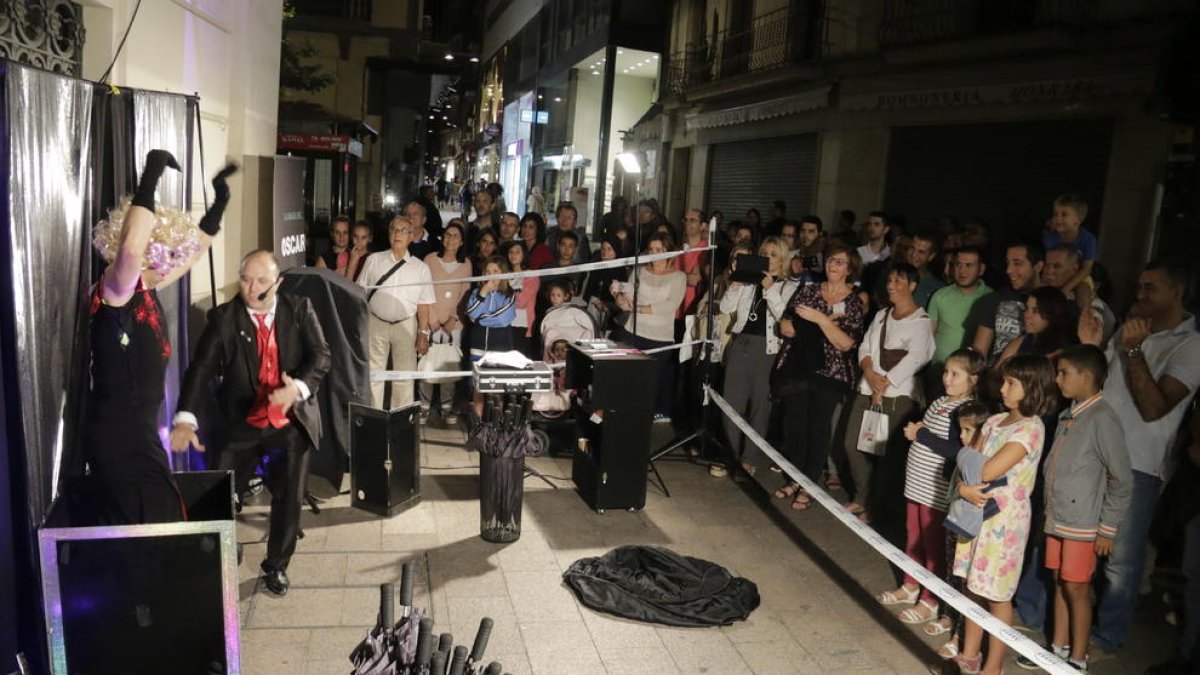 Actuació de màgia a la Star Nit de l’Eix del mes de setembre.