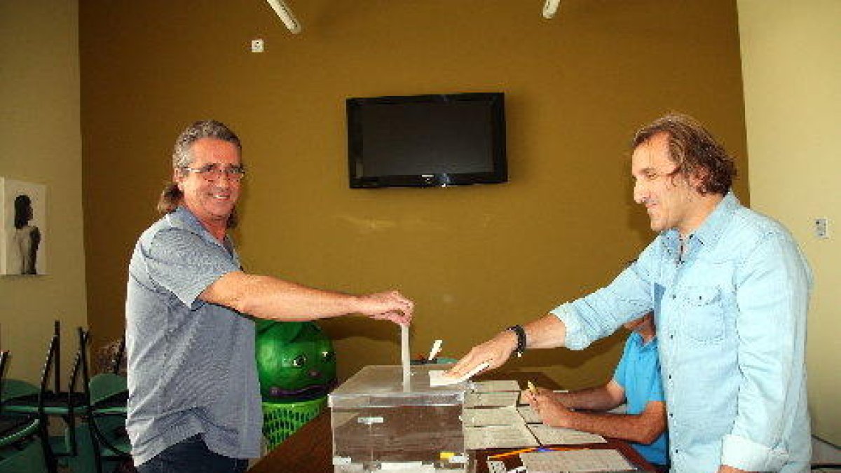 Enric Dalmau, de la llista guanyadora de la FCAC, en el moment de votar a les Borges Blanques.