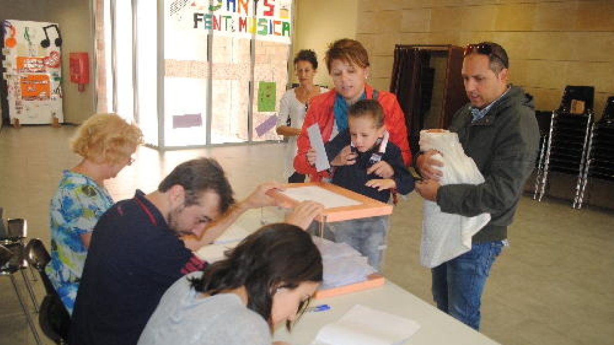 Veïns de Bellvís que es van atansar fins al casal per votar.