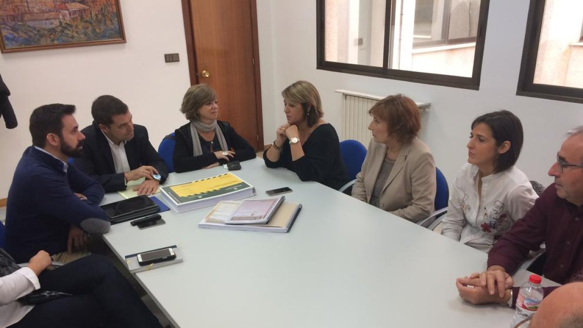 La consellera, Meritxell Borràs, con alcaldes del Baix Segre y Segrià.