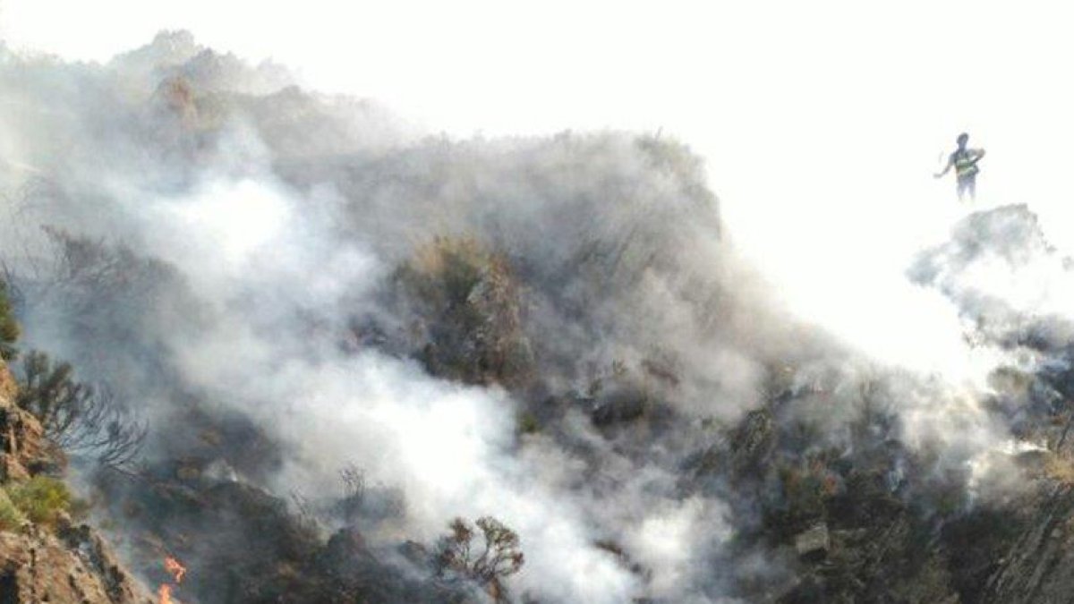 Los bomberos llegan a la zona gracias a los helicópteros y trabajan con herramientas manuales.