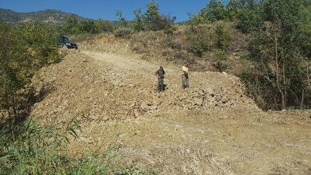 Imatge del nou camí creat després de taponar-se el curs d’un petit barranc.