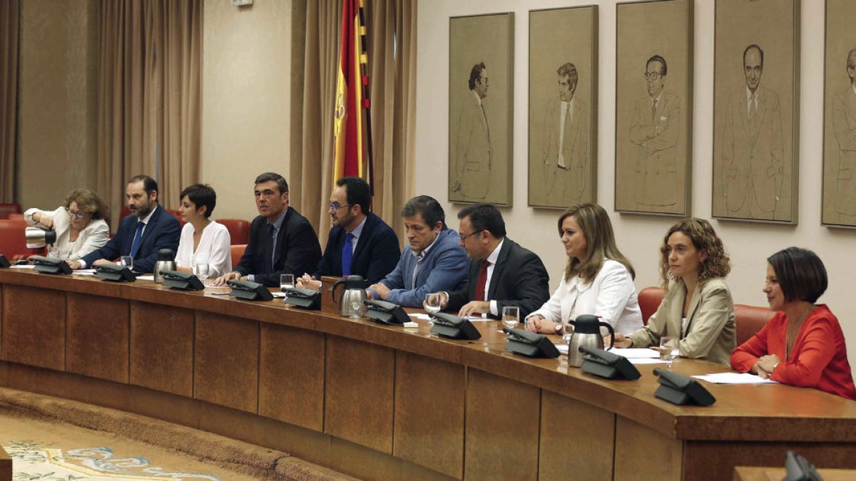 Imatge de la reunió del grup parlamentari socialista amb la gestora del PSOE al Congrés.