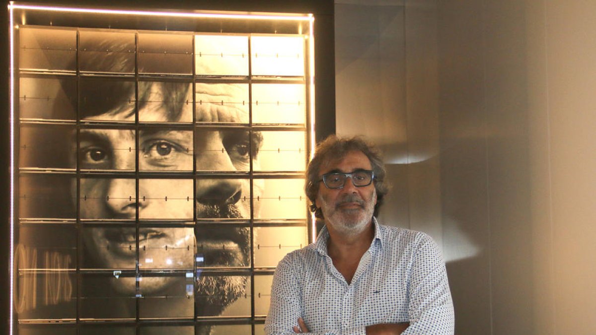 Tatxo Benet, el pasado miércoles en la exposición de Mediapro en Barcelona junto a unas imágenes de Cruyff y Guardiola.