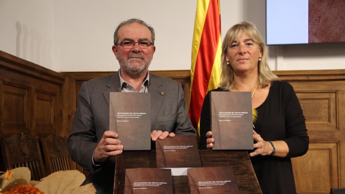 Joan Reñé i Montse Macià, ahir a l’IEI amb exemplars de l’obra.