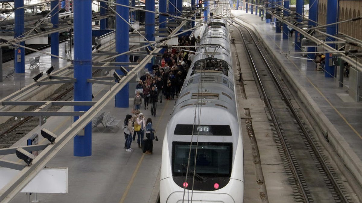 L'avaria d'un Tren Hotel que feia Vigo-Barcelona afecta viatgers que esperaven a Lleida