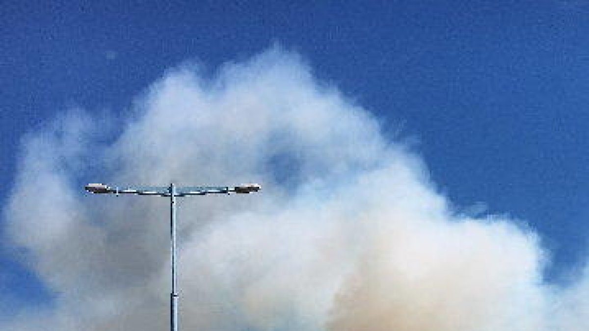 La columna de fum va ser visible arreu de Barcelona.