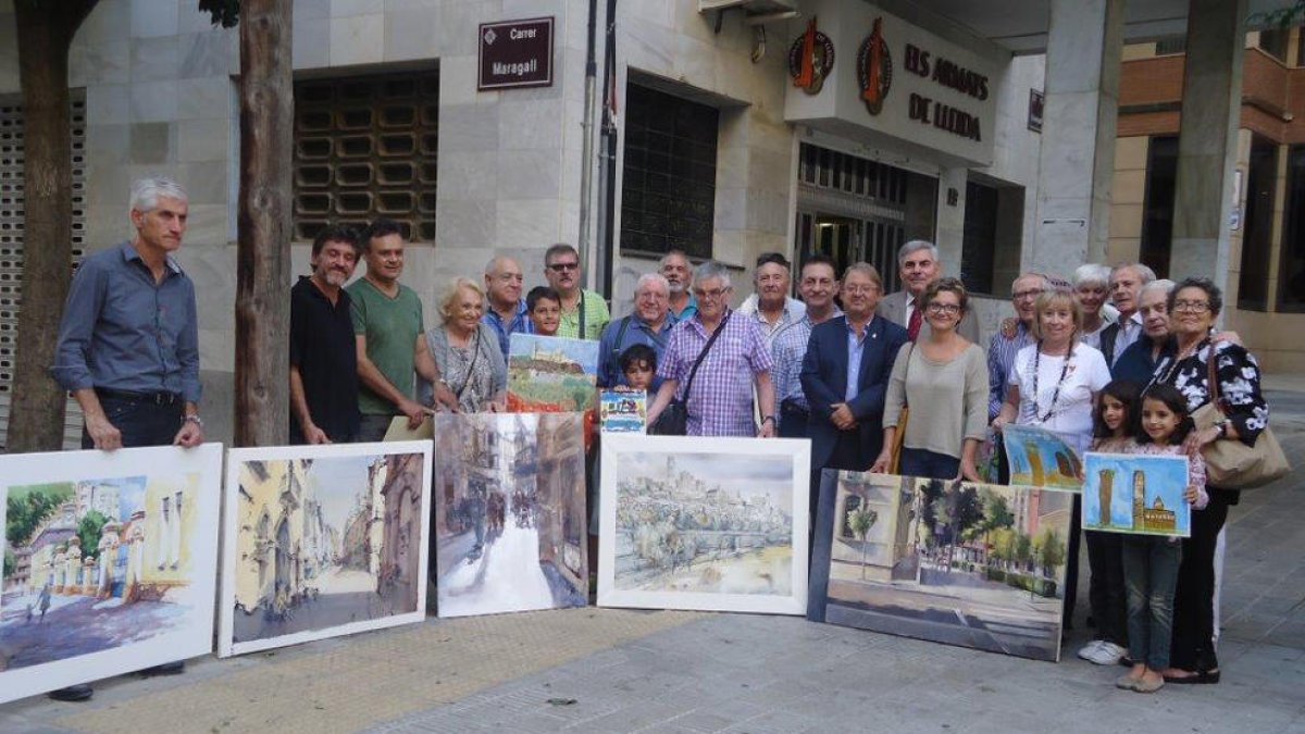 Els pintors premiats, amb les seves obres.