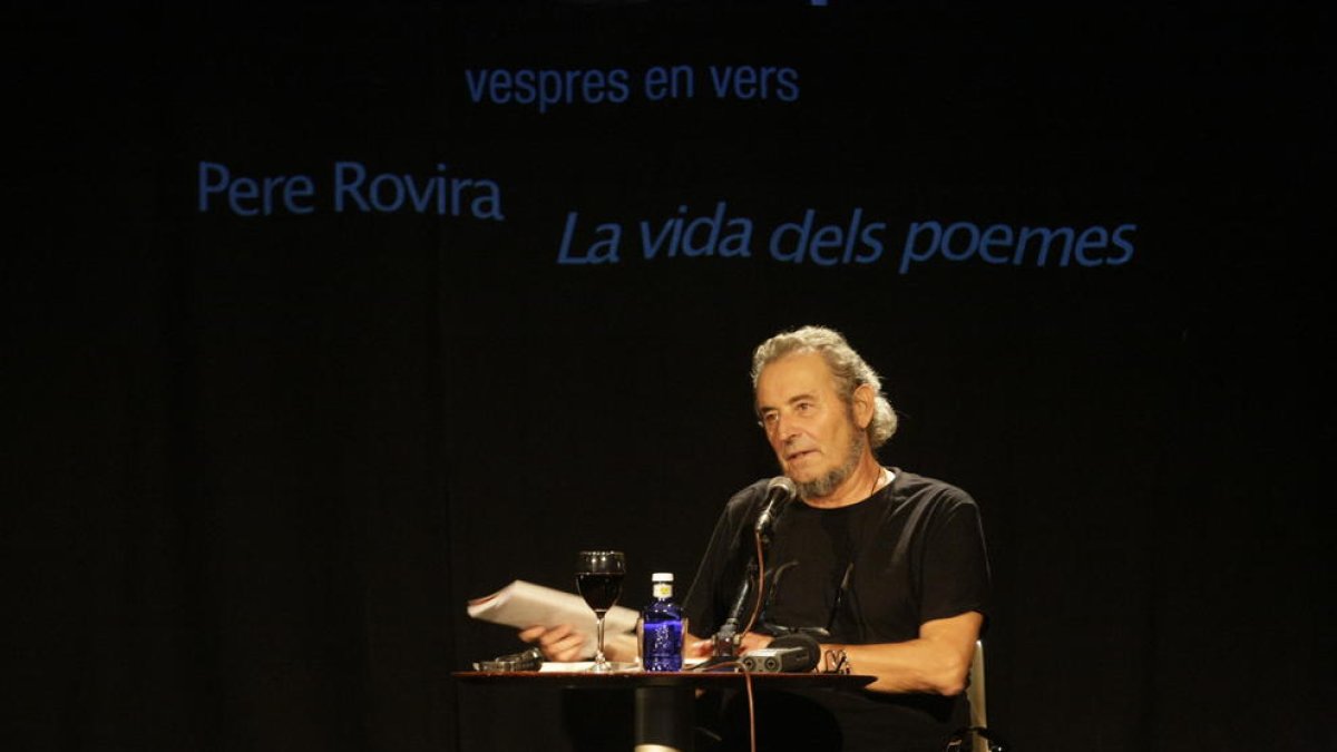 Recital poètic de l’escriptor Pere Rovira, ahir al Cafè del Teatre.