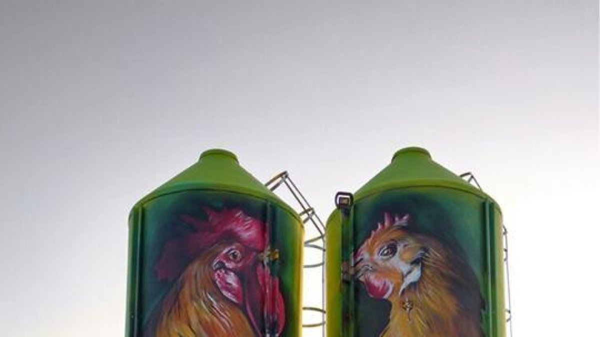 Les sitges de la granja, amb les imatges del gall i la gallina.