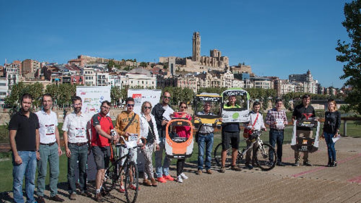 Els participants en la cursa de mitjans de transport de la Setmana de la Mobilitat Sostenible, després d’arribar a Lleida.