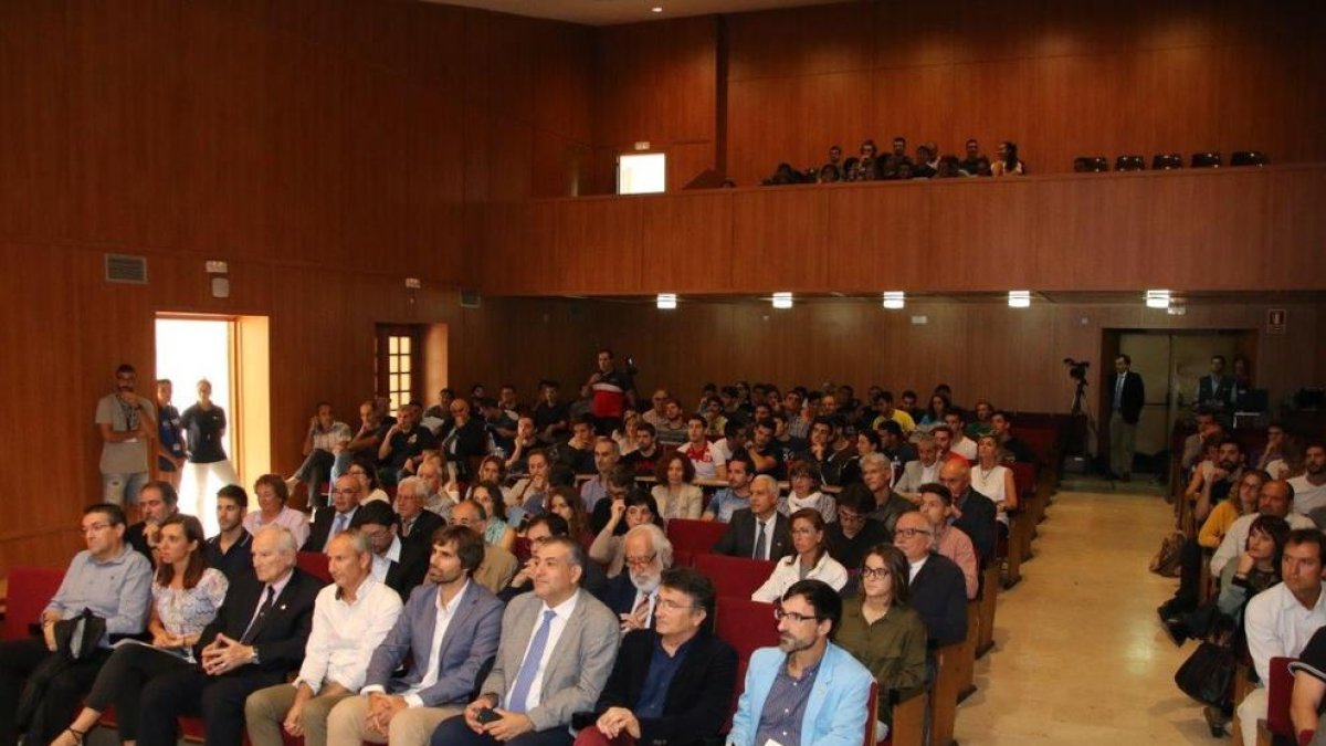 Jesús Àngel García Bragado, assegut a la dreta de la primera fila, abans de donar la lliçó inaugural.