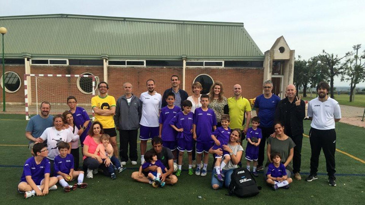 Alumnes i professorat del curs passat de l’escola SNK Center.