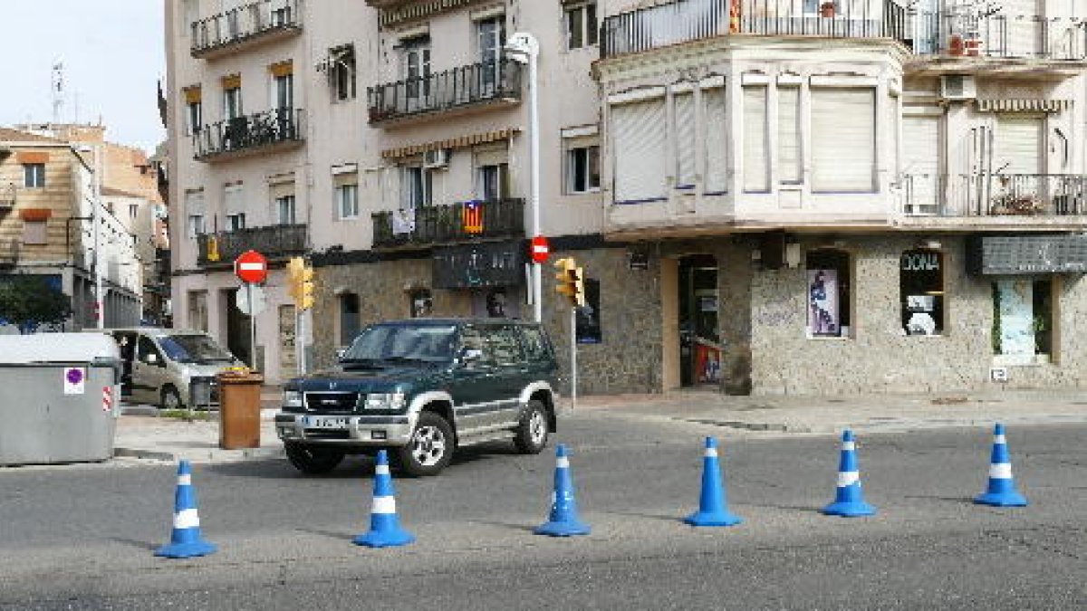 Cons per impedir el gir a l’esquerra des de Vila Antònia.