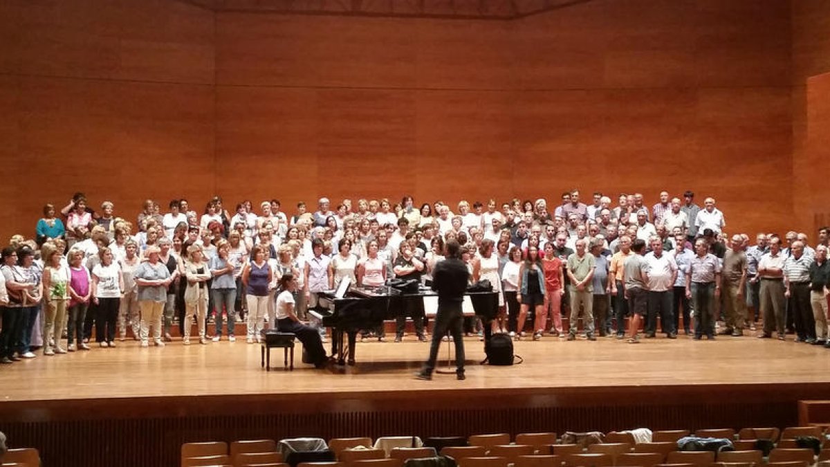 Un assaig recent a l’Auditori amb bona part dels cantaires que participaran en la interpretació d’‘El Cant de les Estrelles’ d’Enric Granados.