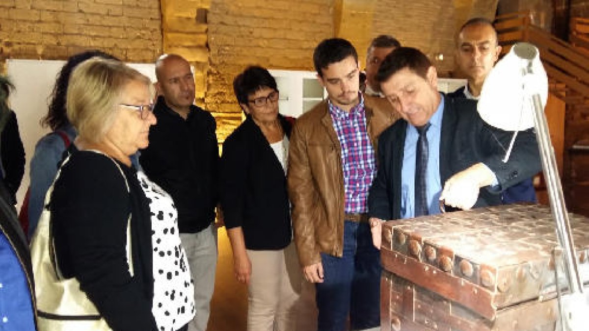 L’alcalde de Sixena va exercir ahir de guia en la visita al monestir.