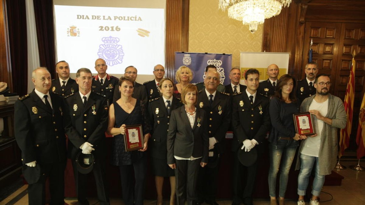 La subdelegada Inma Manso, el comissari Hernández i els condecorats ahir en el Dia de la Policia.