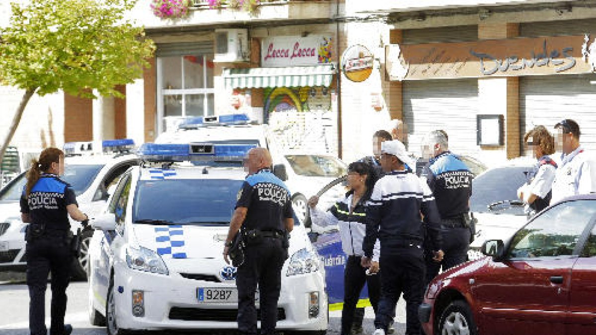 Agents de la Guàrdia Urbana, al lloc dels fets.