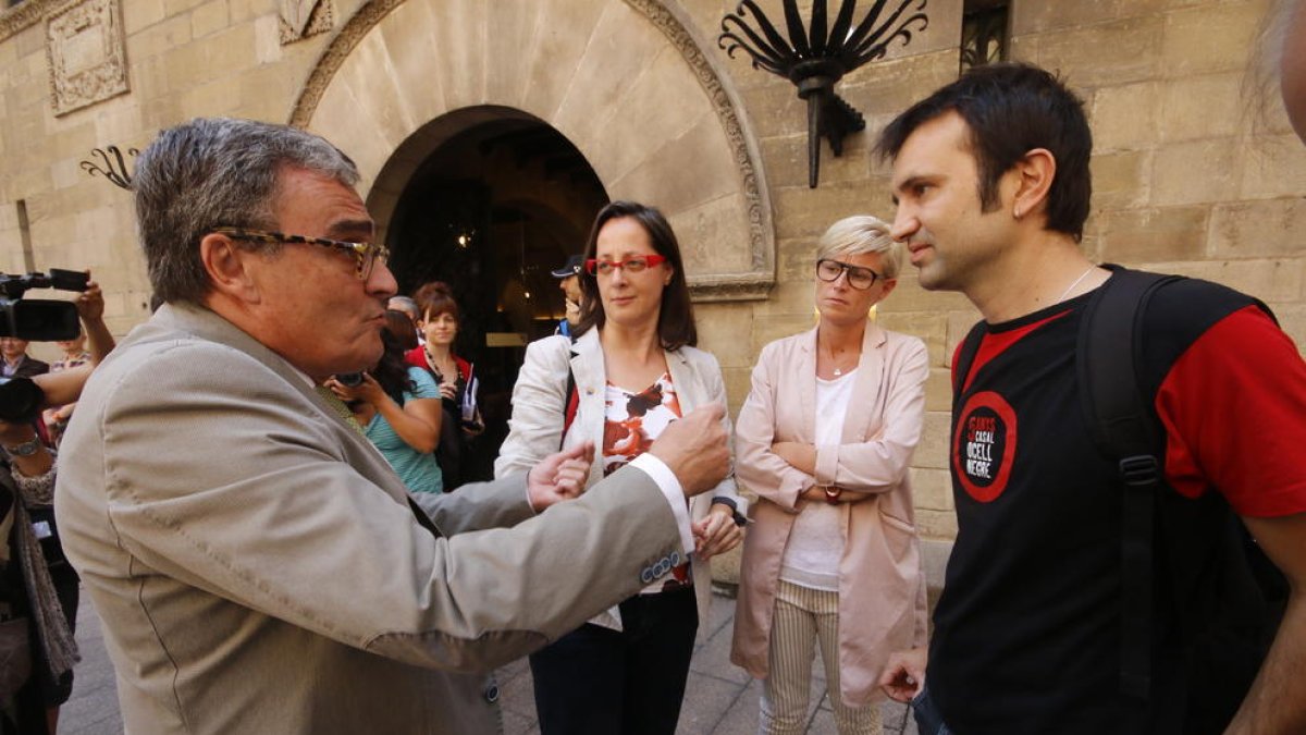 Ros (PSC) i Juvillà (Crida-CUP), amb Ribes (C’s), que van ser els tres grups que van pactar la rebaixa.