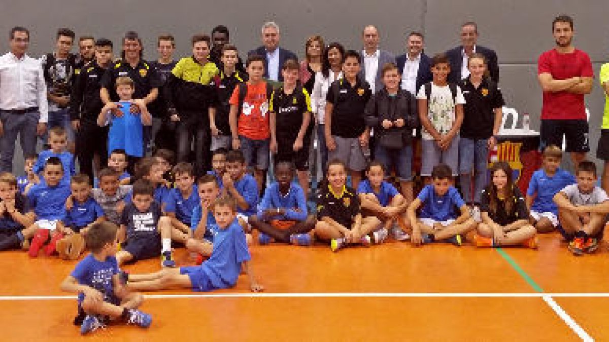 Nens de l’EFS Comtat d’Urgell amb representants de tots dos clubs i autoritats.