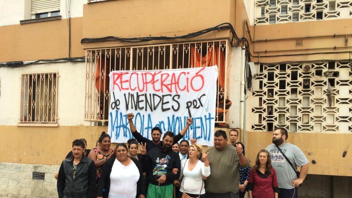 Membres de les famílies que han okupat pisos i que compten amb el suport de Mariola en Moviment.