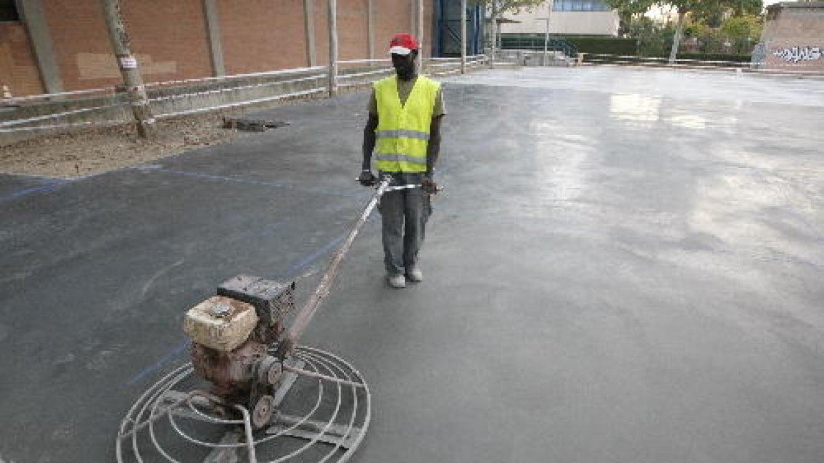 Una imatge de la pista exterior annexa a l’Onze de Setembre, que ja està totalment pavimentada.
