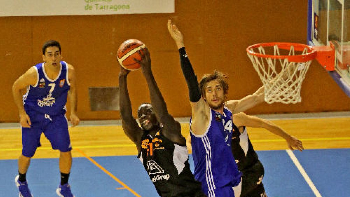 MBaye, que va ser un dels màxims anotadors del partit, captura un rebot amb autoritat.