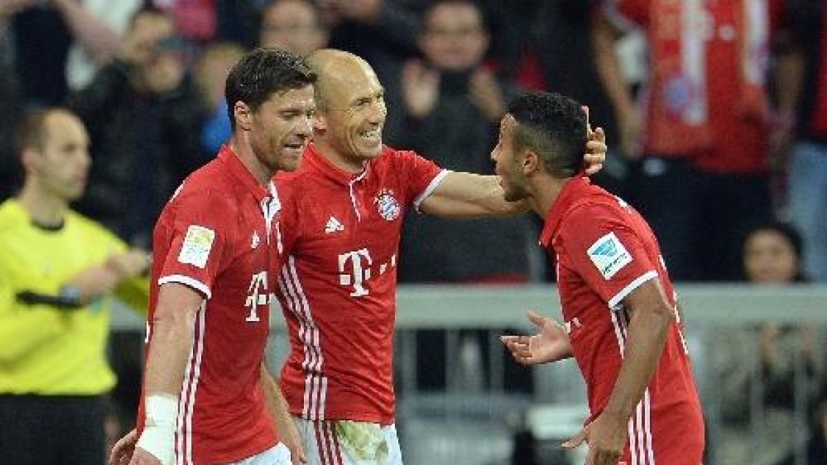 Xabi Alonso, Robben i Thiago celebren un dels gols del Bayern.