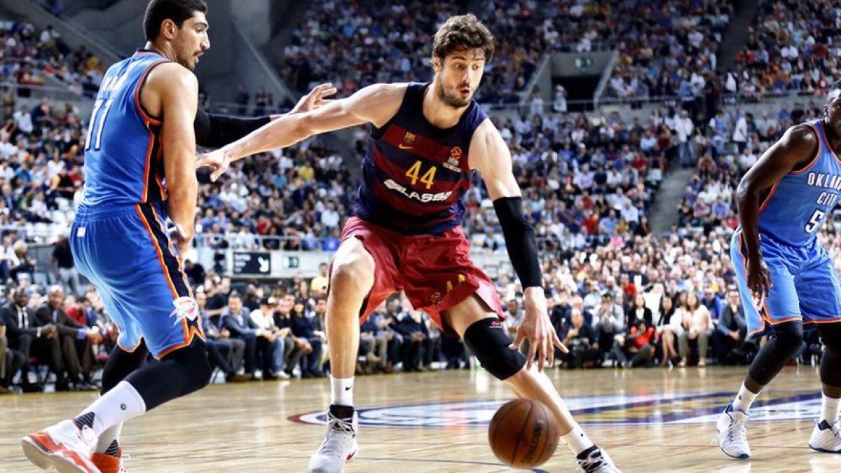 Tomic, en una acció del partit disputat ahir davant d’Oklahoma, equip de l’NBA.