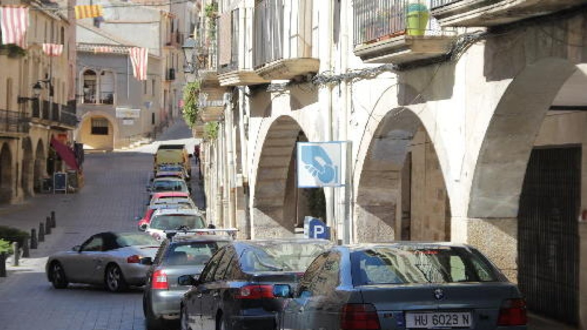 La zona blava de la plaça porticada del centre de les Borges.
