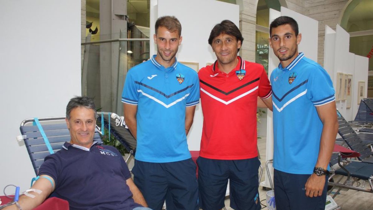 Siviero, entre Cristian Gómez i Valiente, en la donació de sang.