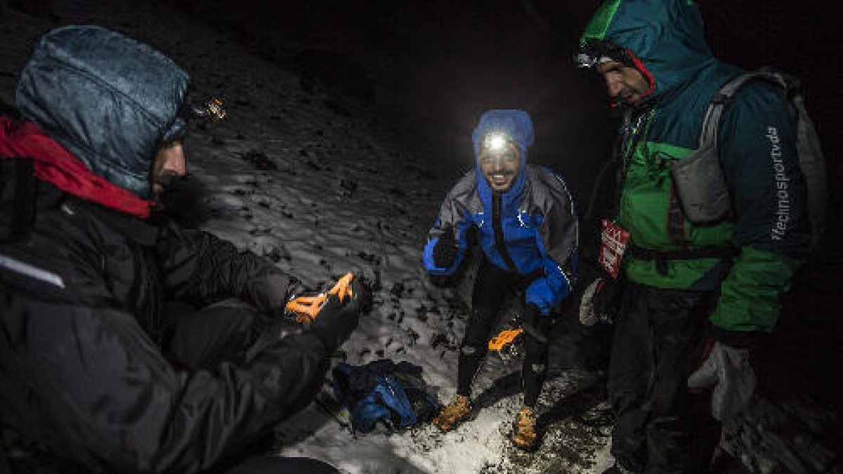 Rubén García, al centre, durant la travessia en plena nit. A la dreta, el lleidatà amb altres participants a la línia de meta.