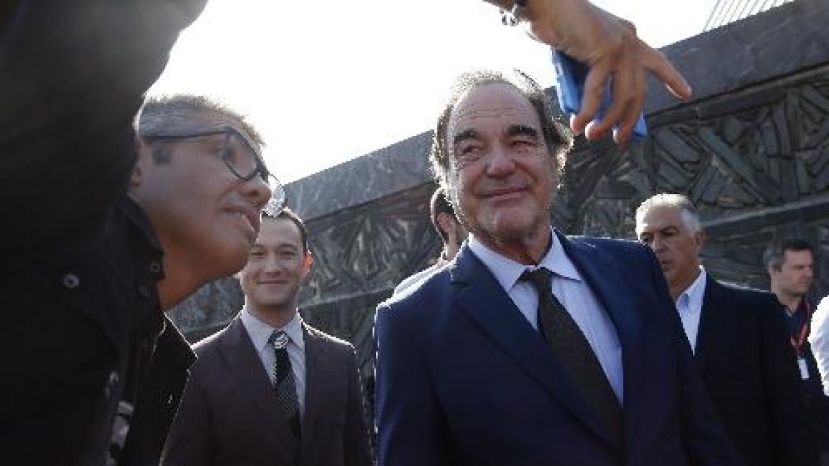 El director Oliver Stone, ahir amb admiradors al festival.